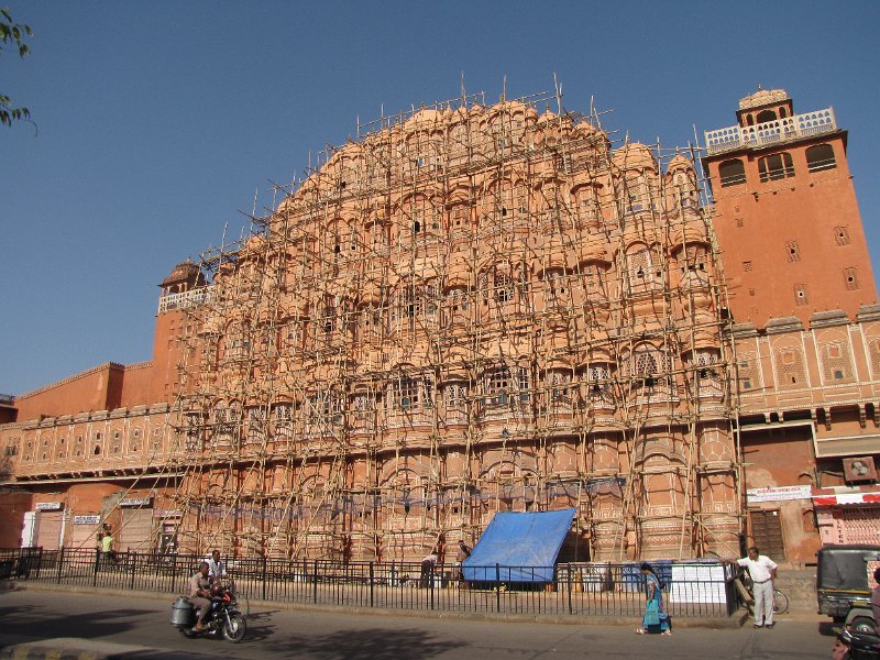 palace of the winds.jpg - In de ochtend worden we door onze chauffeur en een gids opgepikt voor een tocht door Jaipur. We starten bij Hawa mahal, oftewel palace of winds (ook wel palace of the breeze). Dit paleis van Maharaja Sawai Pratap Singh is voorzien van vele kleine ramen die de koninklijke dames in de gelegenheid stelde om naar buiten te kijken zonder zelf gezien te worden.